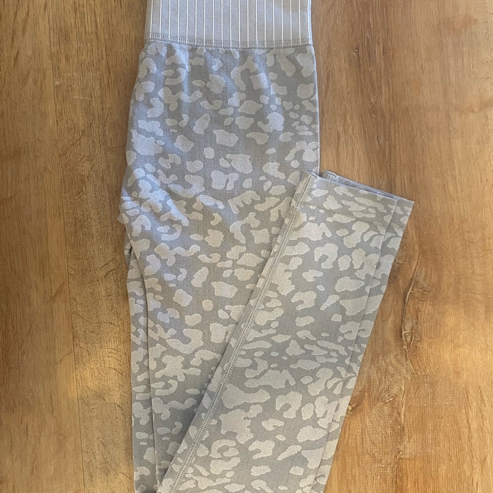 Forever 21 grey seamless leopard leggings Small